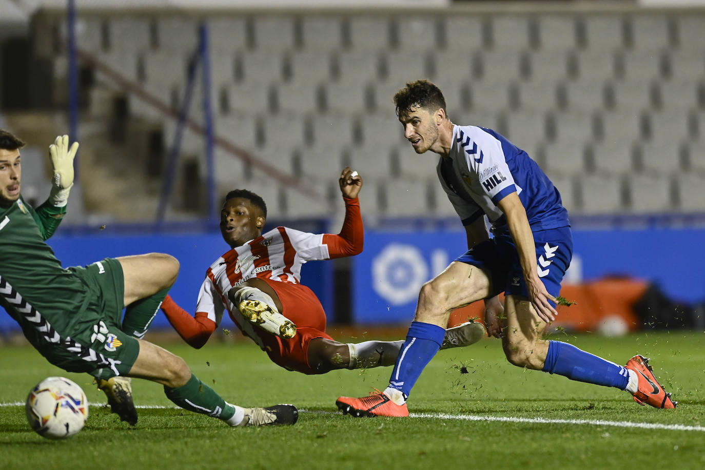 Los jugadores del Almería celebran el gol de la victoria.