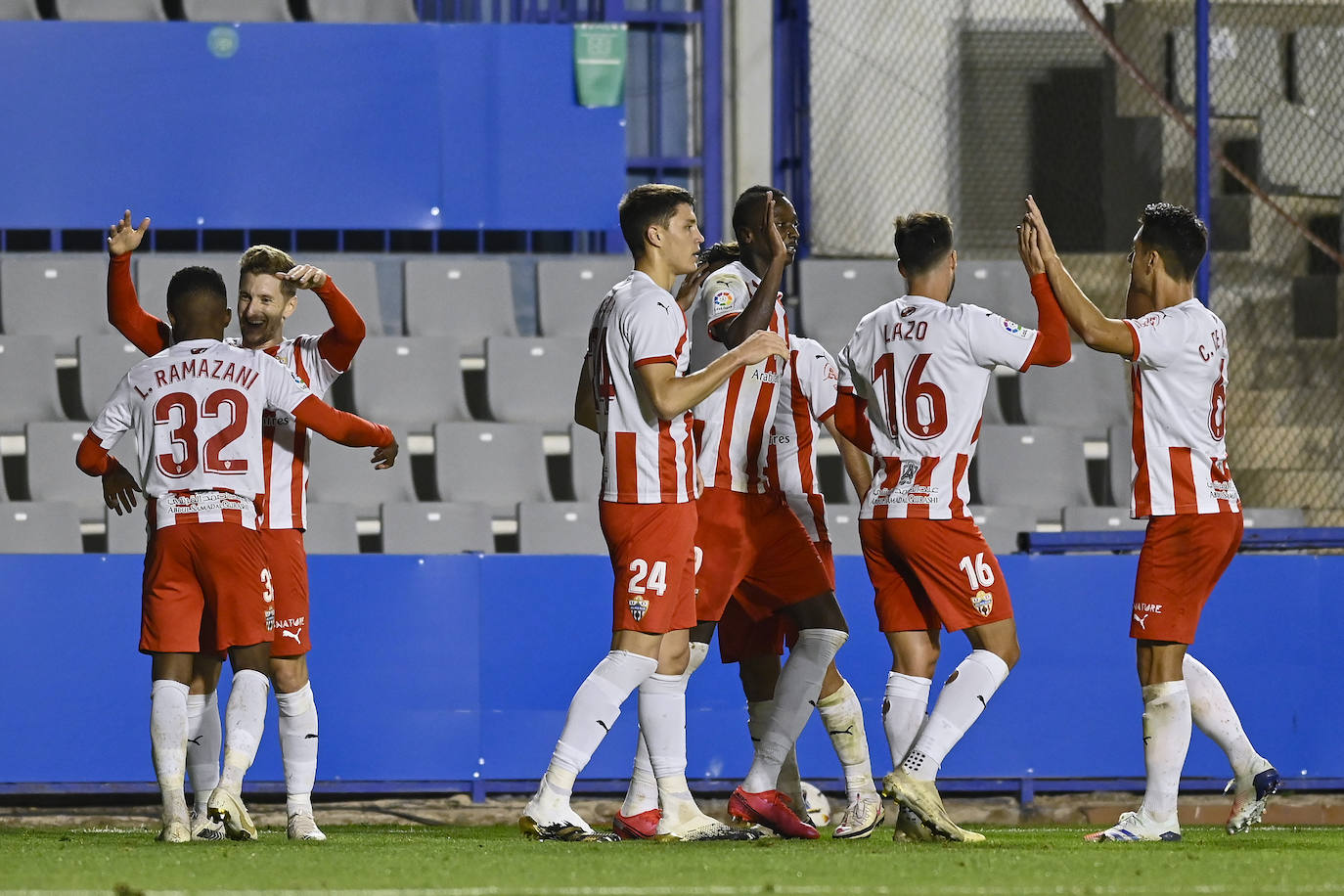 Los jugadores del Almería celebran el gol de la victoria.
