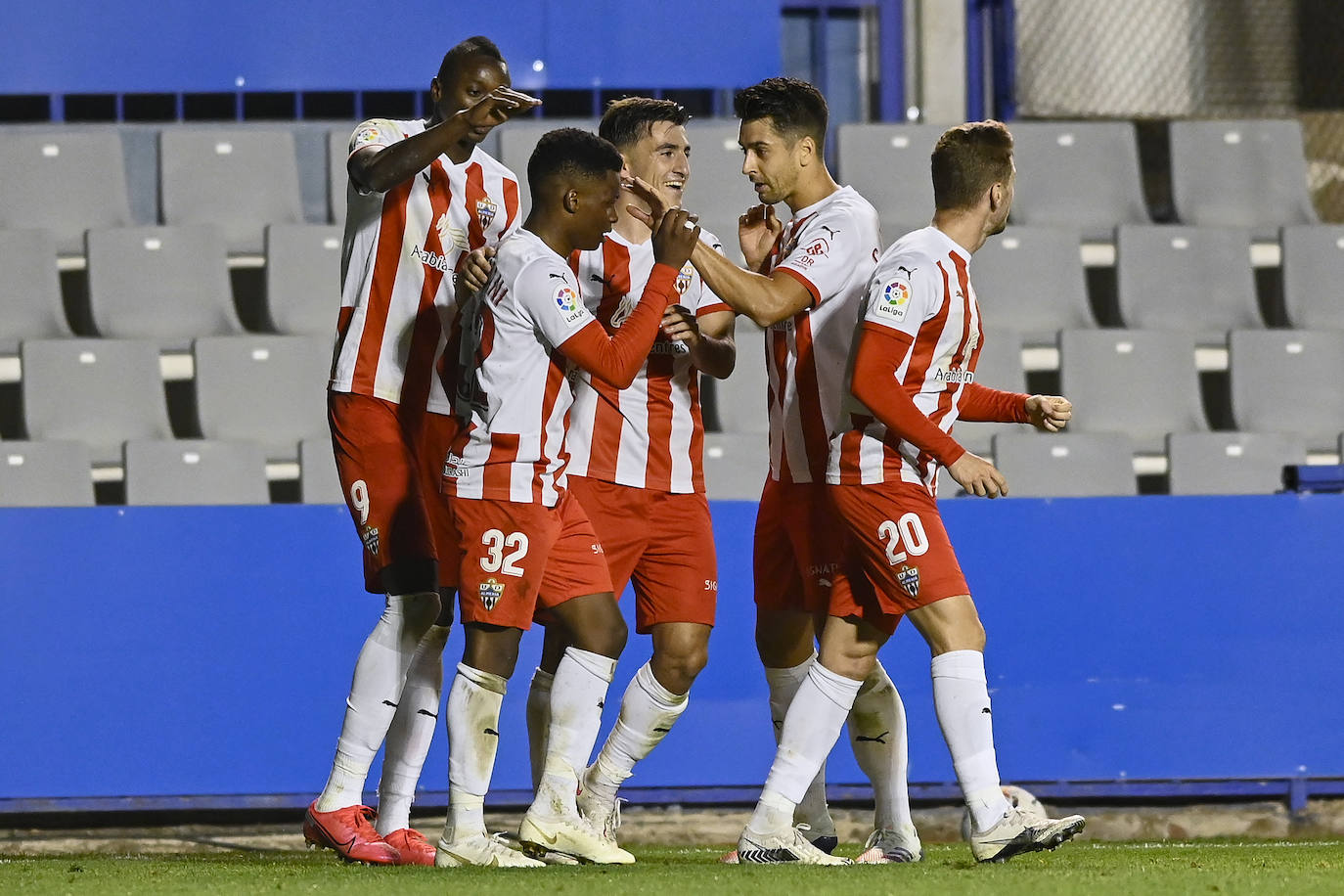 Los jugadores del Almería celebran el gol de la victoria.