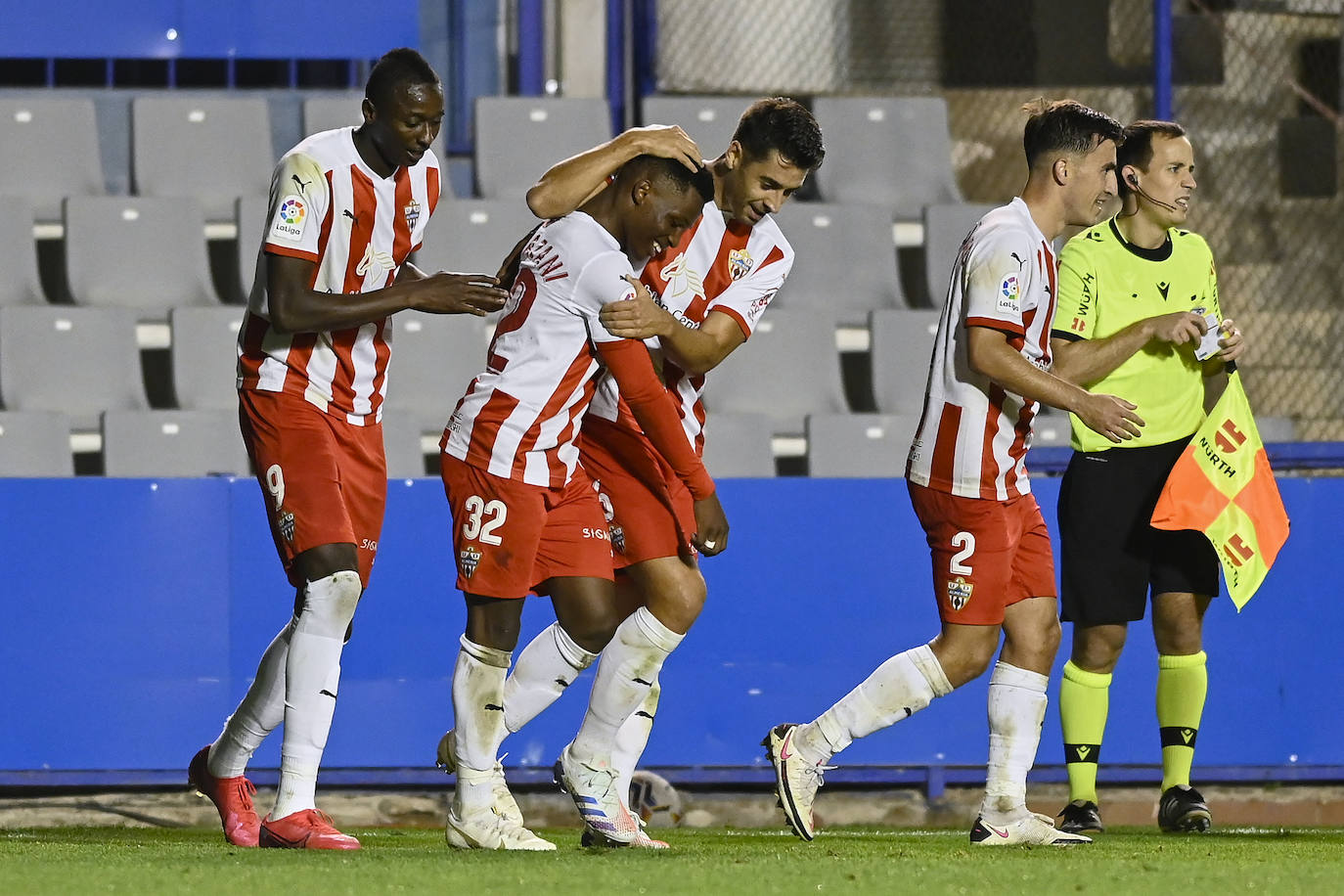 Los jugadores del Almería celebran el gol de la victoria.