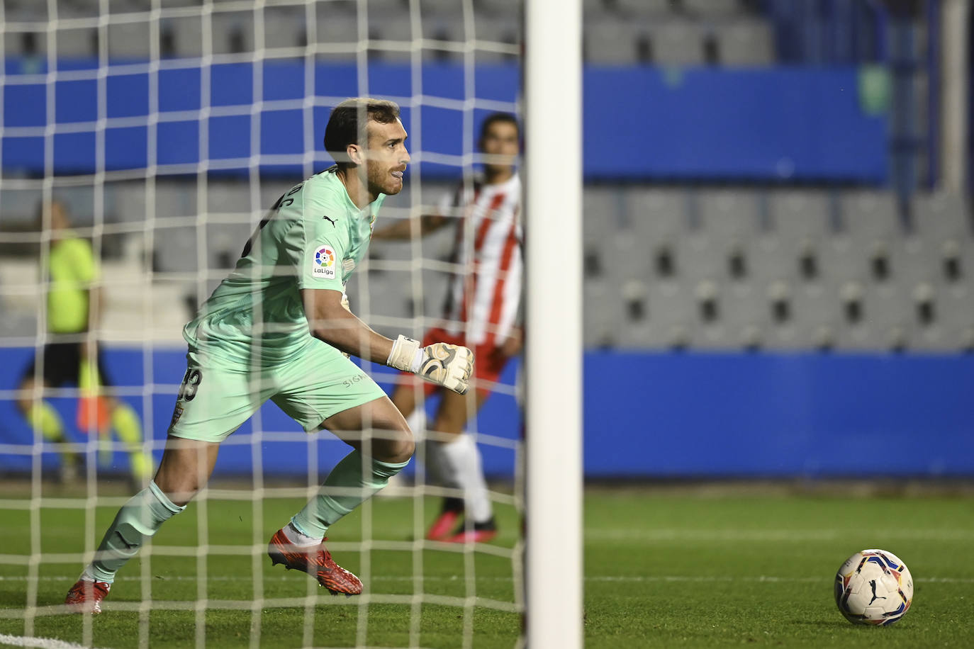 Los jugadores del Almería celebran el gol de la victoria.