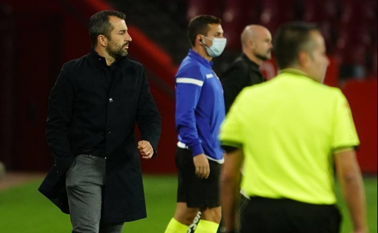 Diego Martínez, durante el partido del Granada frente al Levante en Los Cármenes. 