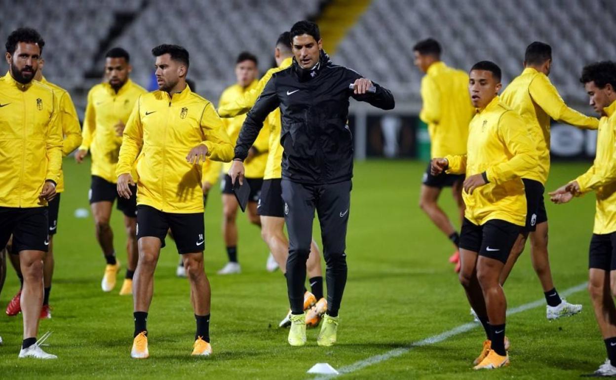 Víctor Lafuente dirige el entrenamiento del Granada en el GSP Stadium de Nicosia ayer. 