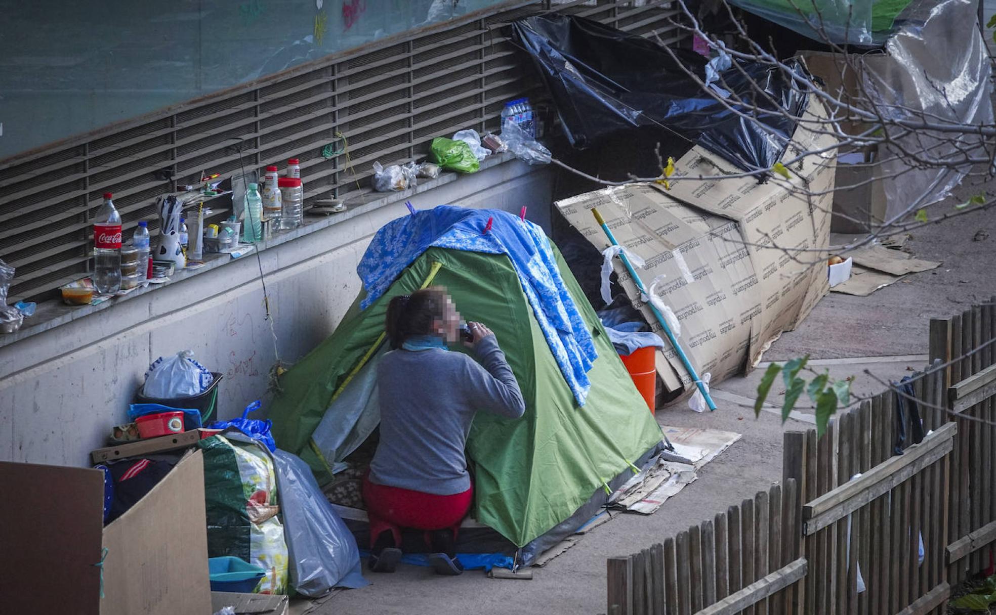 Hilera de refugios de las personas sin hogar en el parque junto al aparcamiento de Severo Ochoa, ayer por la tarde.