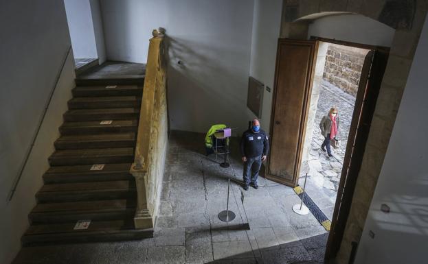 Imagen principal - El Museo Arqueológico, en cuyo interior sólo puede haber veintidós personas por las limitaciones de aforo, vacío este jueves por la mañana. 