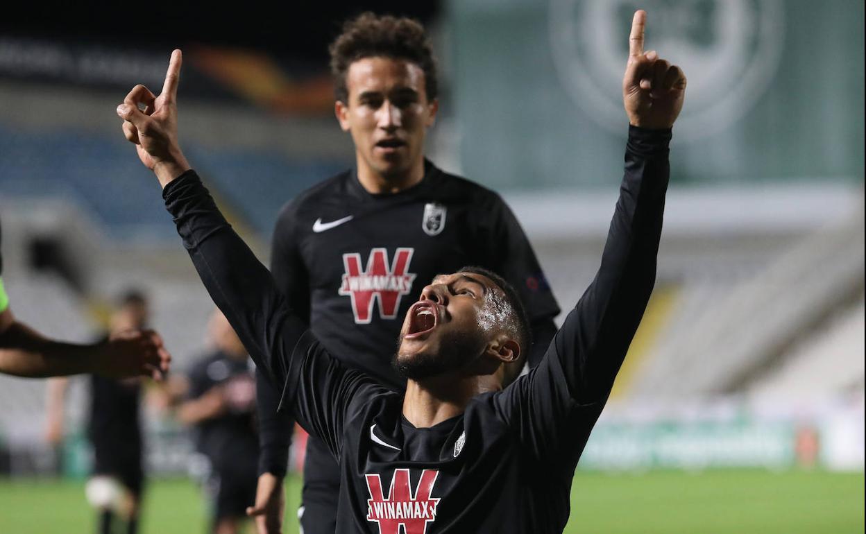 Luis Suárez celebra eufórico su primer gol con el Granada. 