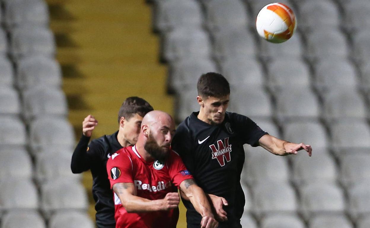 El canterano Pepe despeja un balón durante el partido contra el Omonia. 
