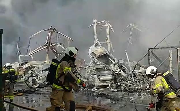 Incendio en un desguace de Granada. 