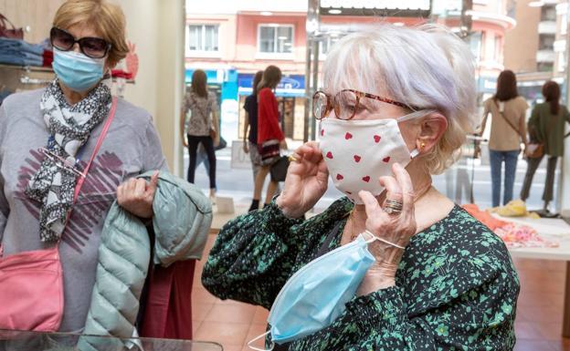 Cómo escoger una mascarilla de tela eficaz, según el Consejo de Enfermería