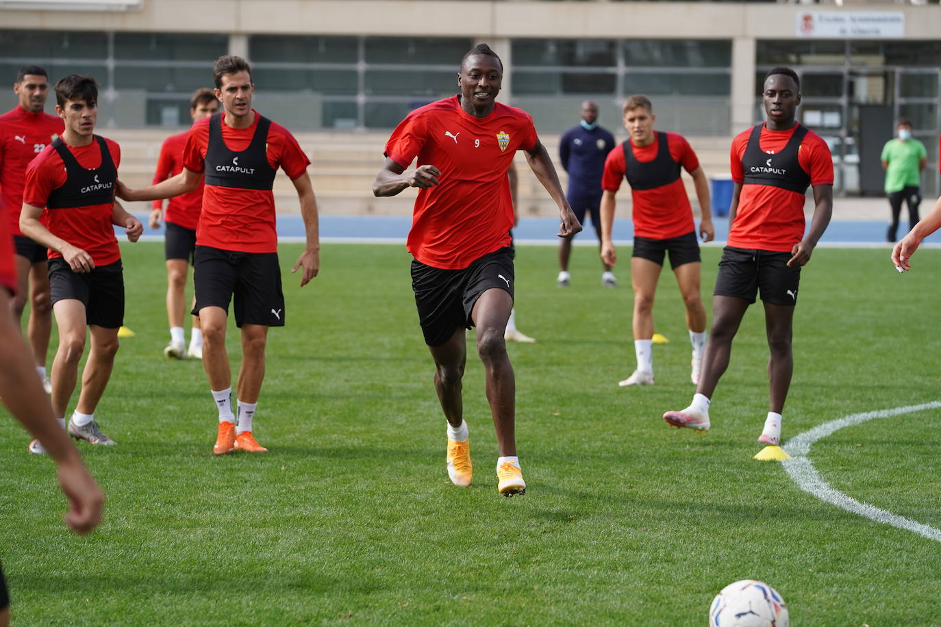 La sonrisa de Umar Sadiq la quieren patentar los rojiblancos volviendo con los tres puntos de Vallecas. 