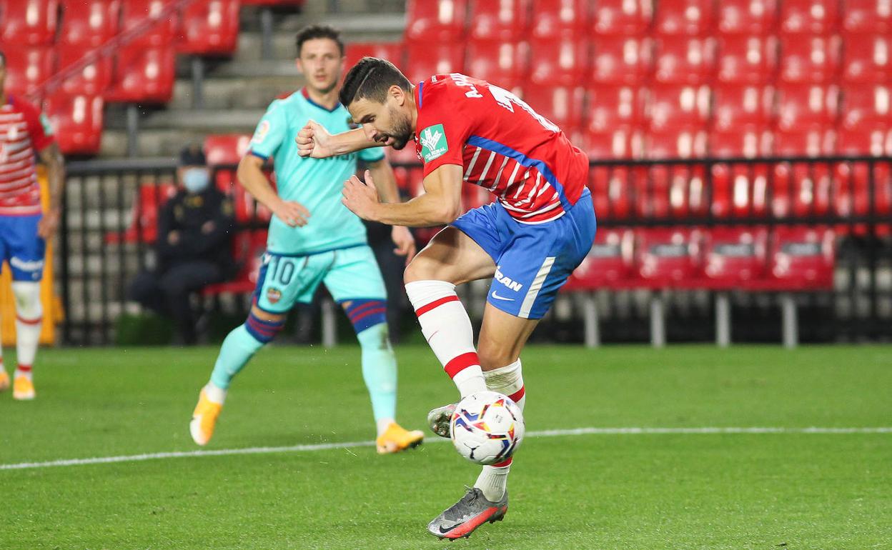 Antonio Puertas intenta un remate en el partido contra el Levante, el último que disputó. 
