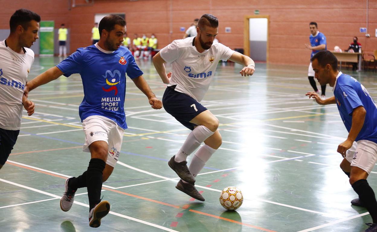 Un futbolista del Sima Granada protege el balón en un partido anterior. 
