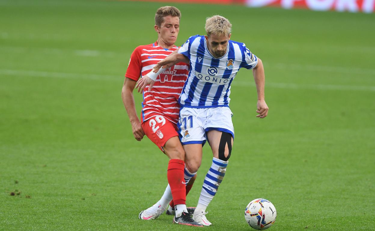 Isma Ruiz, que debutó en Primera división, presiona a Januzaj. 