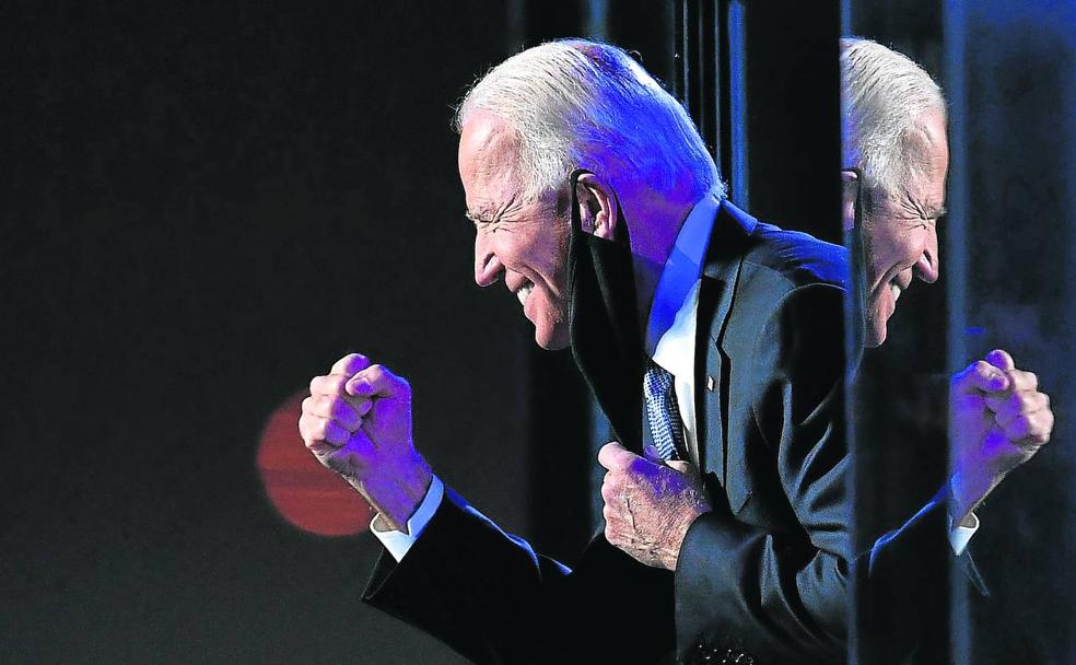 Joe Biden saluda a sus seguidores en su discurso tras declararse presidente electo, el sábado en Wilmington donde reside.