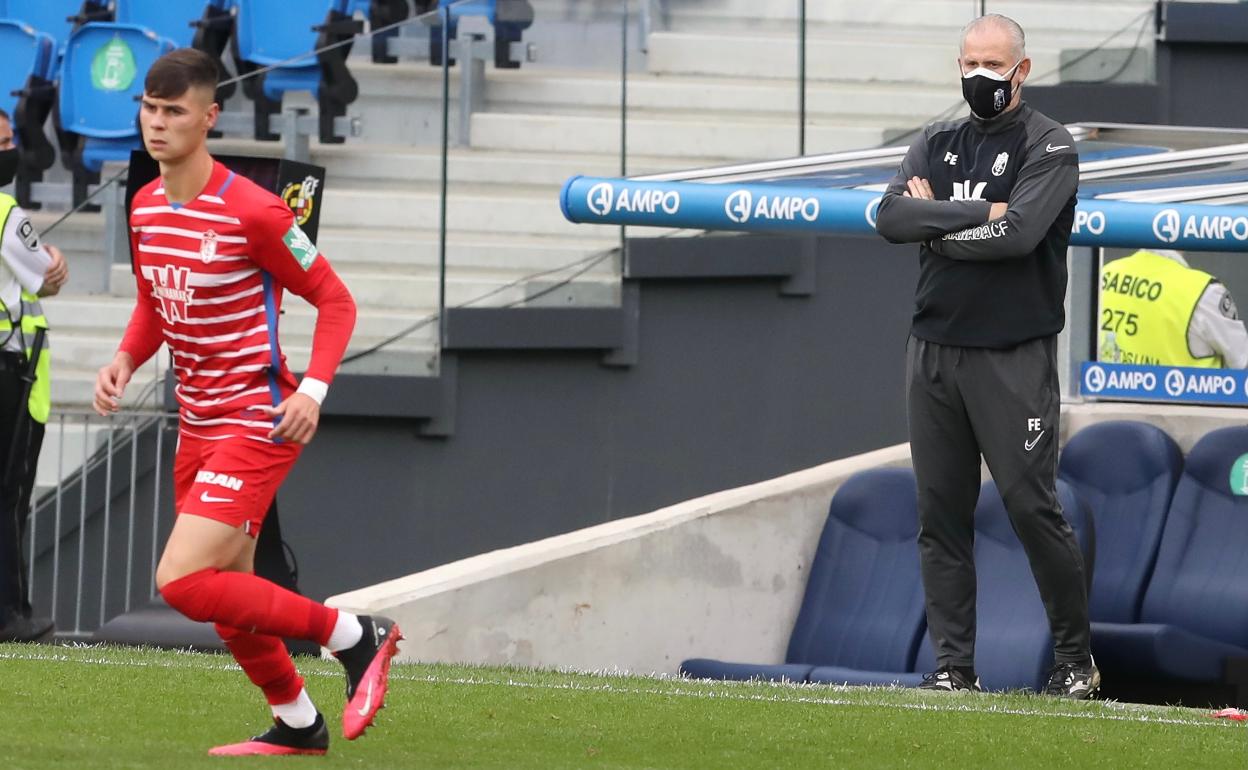Juan Carlos Fernández, 'El Pescao', sigue la evolución del partido desde la banda. 