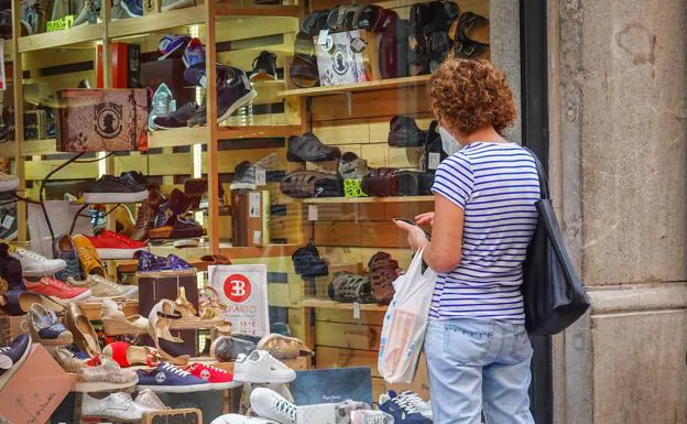 Las 15 actividades esenciales que no cerrarán en Granada con las nuevas restricciones de la Junta