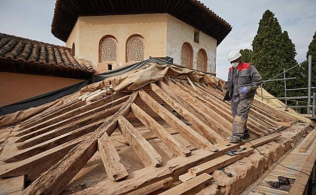 Un técnico de Conservación de la Alhambra observa la obra de restauración de los tejados.