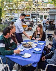 Imagen secundaria 2 - Jose, de Grupo Sancho;Santi, deBraserito;y Paco, del bar FM, brindan por el futuro de la hostelería. Abajo, dos momentos de la tarde de ayer en calle Varela y en la plaza de la Mariana.