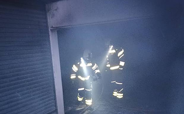 El incendio en la cochera obliga a desalojar un edificio de siete plantas en Granada