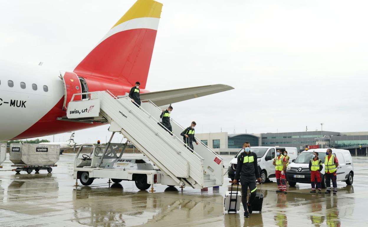 La expedición rojiblanca, en su aterrizaje en Chipre el miércoles. 