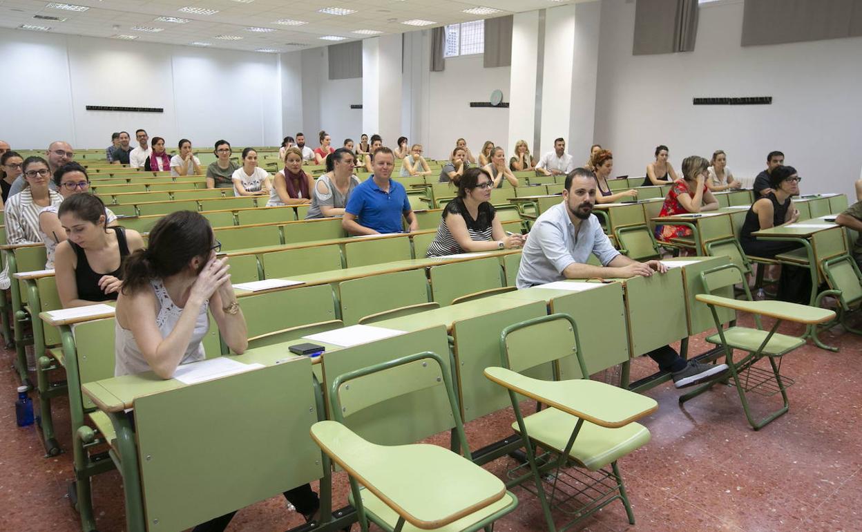 Opositores se preparan para hacer su examen en Granada para lograr una plaza de docente de Secundaria. 