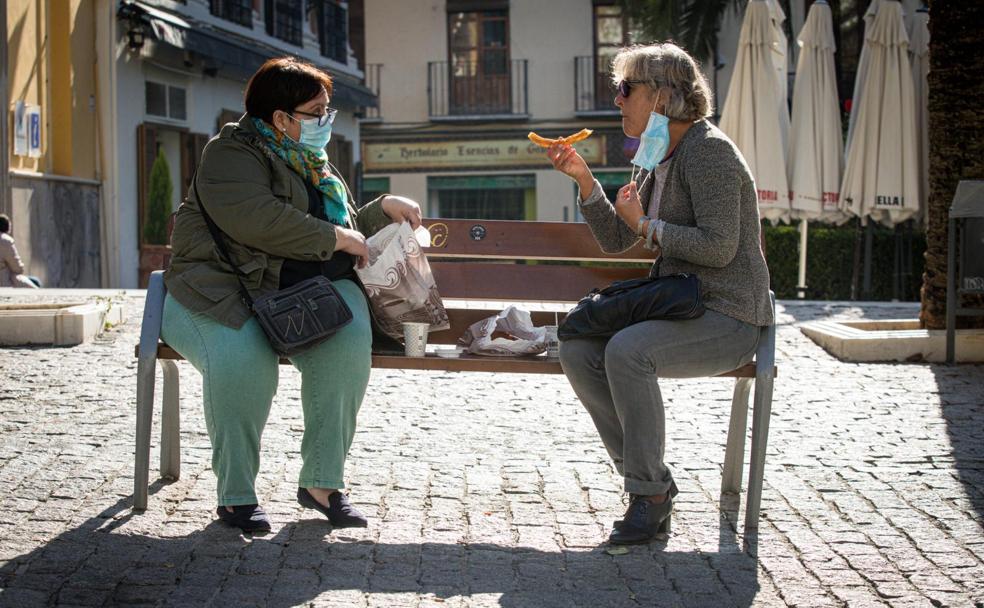 Las calles de Granada se llenan de desayunos para llevar. 