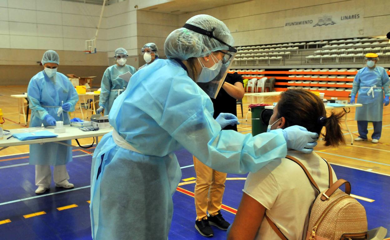 La Junta anuncia nuevos cribados masivos en cuatro municipios de Jaén por el aumento de casos