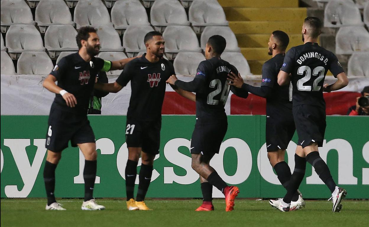 Los futbolistas del Granada celebran el gol de Yangel Herrera en Nicosia. 