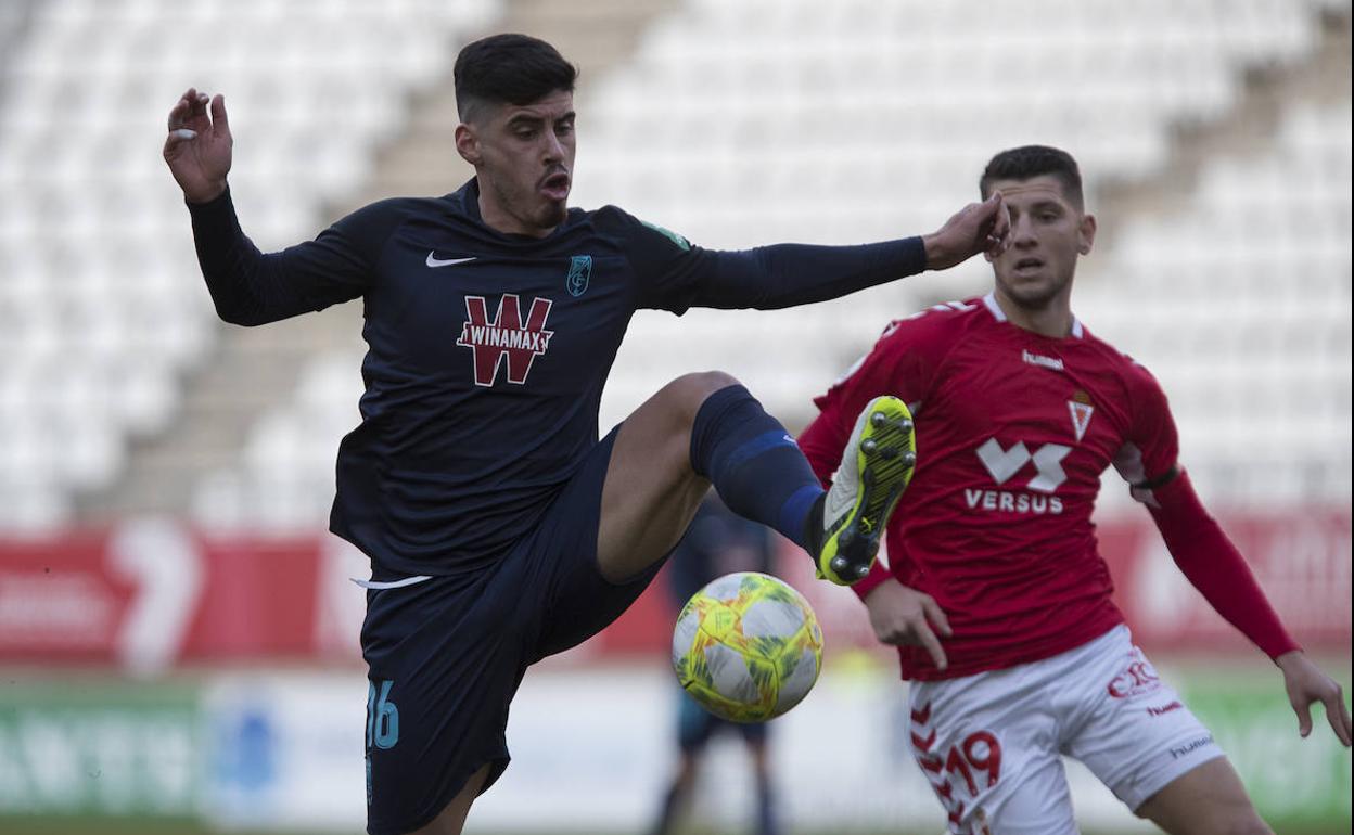 Montoro, futbolista del Recreativo, en la visita al Murcia del curso pasado. 