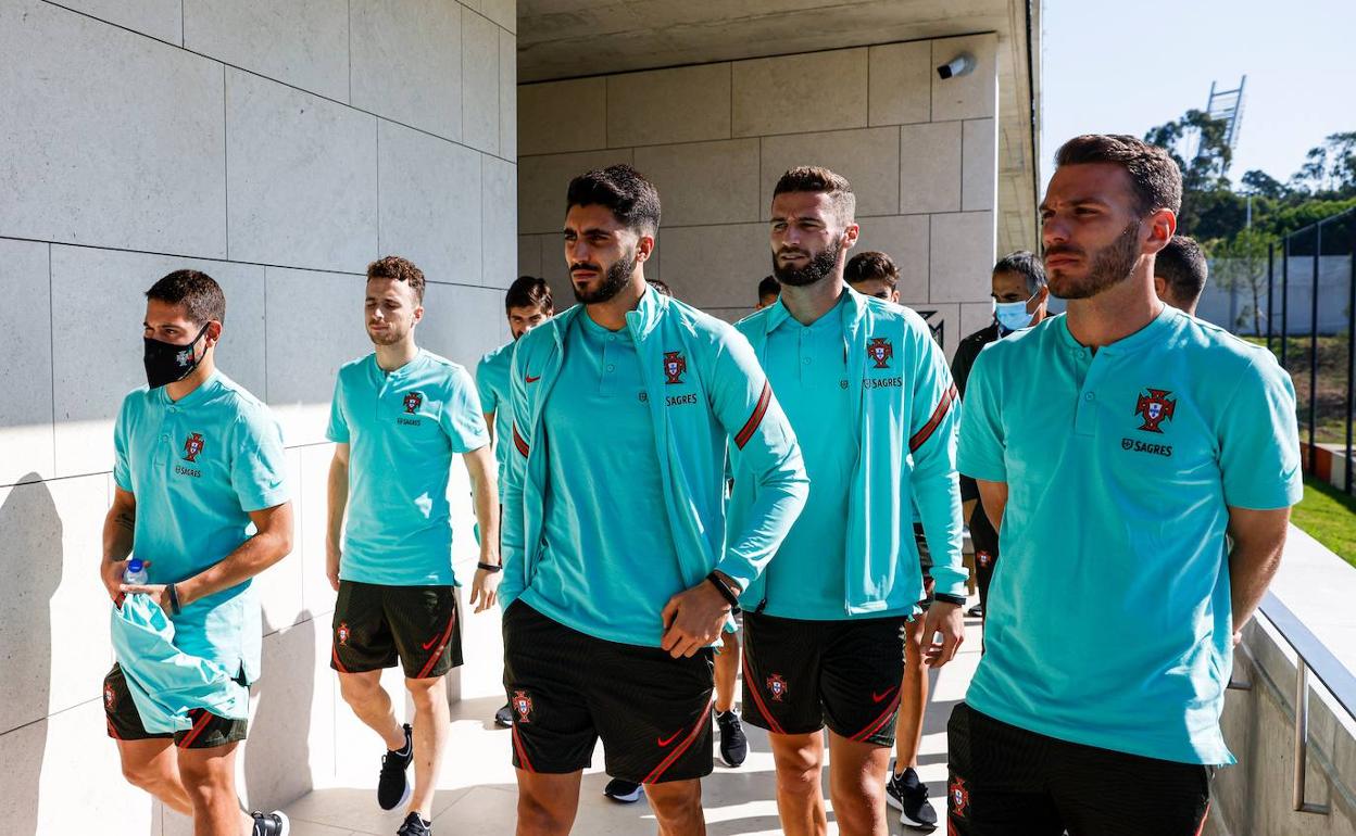 Rui Silva y Duarte, en el centro de la imagen, podrían debutar con la absoluta de Portugal en el amistoso ante Andorra. 