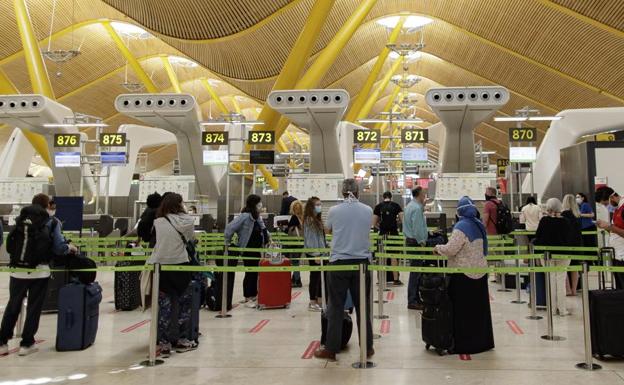 Viajeros, en el aeropuerto Adolfo Suárez Madrid-Barajas. 