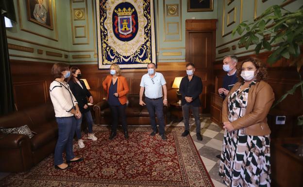 Reunión entre miembros del Gobierno local y asociaciones de comerciantes.