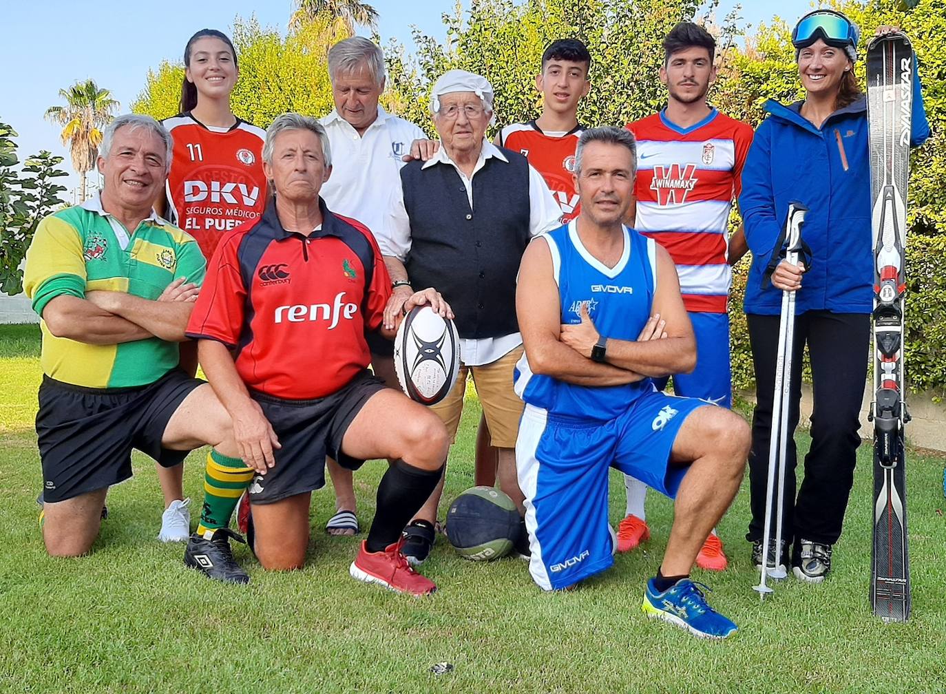 Los deportistas que conforman la familia Neva posan reunidos. 