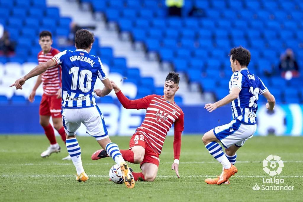 Sergio Barcia se arroja al suelo para barrer un balón ante Oyarzabal y Silva. 