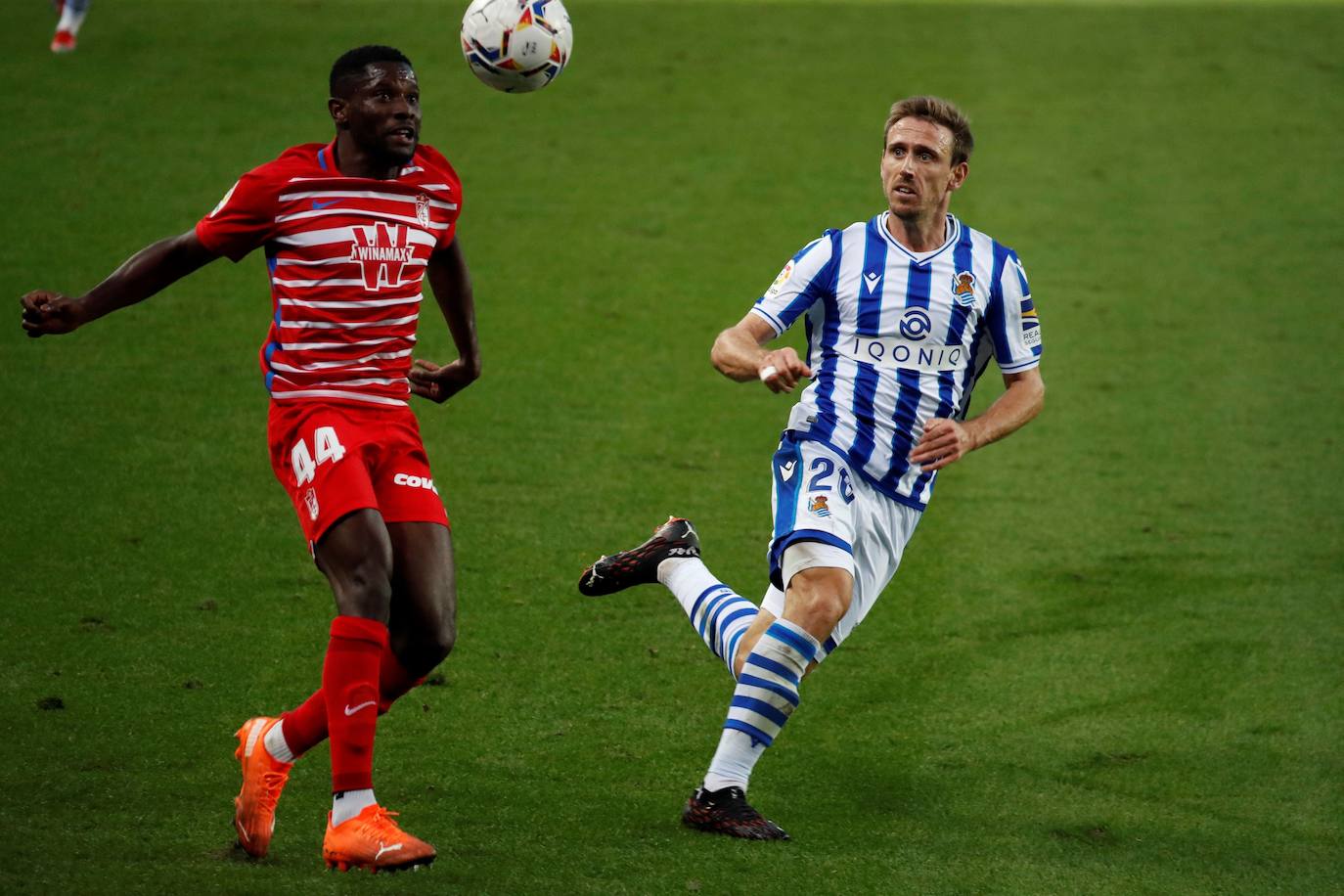 Kingsley Fobi mide un balón ante Nacho Monreal. 