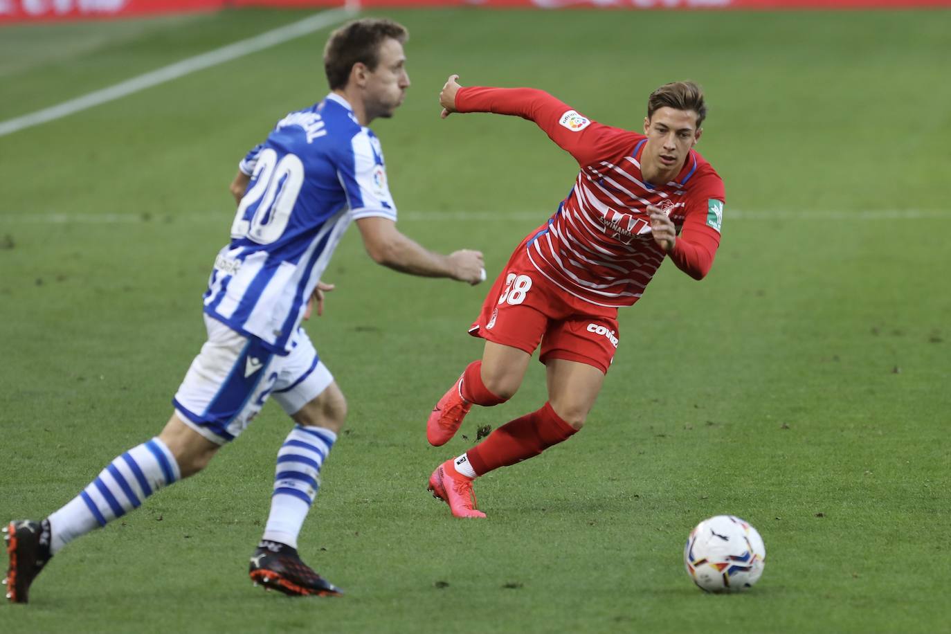 Dani Plomer presiona a Nacho Monreal en la segunda mitad del partido. 