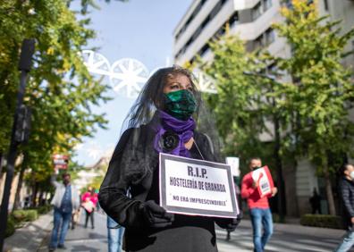 Imagen secundaria 1 - Así protestaron algunos de los manifestantes.
