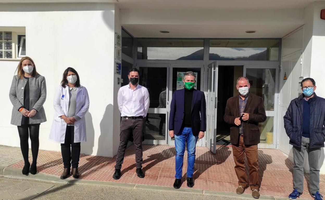 El delegado de Educación y el alcalde Quesada, entre otros, en un momento del recorrido por el municipio. 
