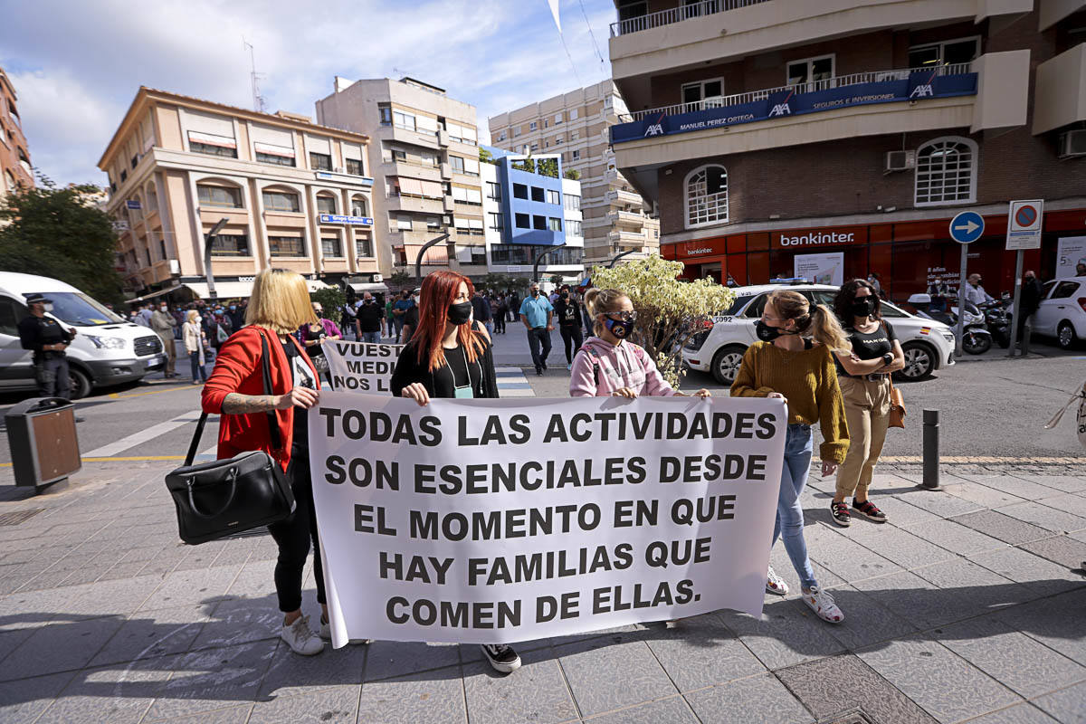 La manifestación ha avanzado desde la plaza de la Aurora hasta la puerta del Ayuntamiento donde han reclamado al Gobierno local que esté al lado desus vecinos