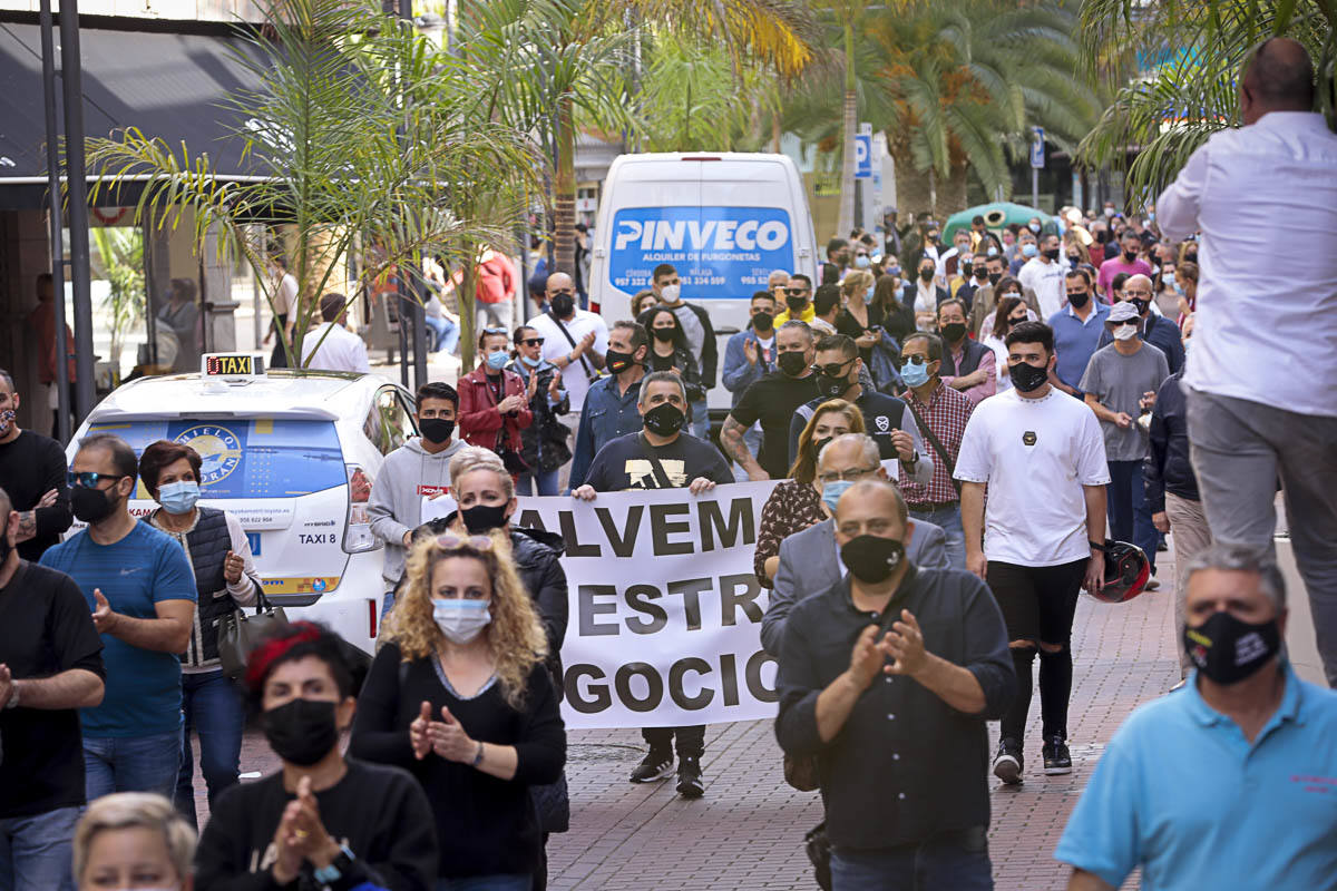 La manifestación ha avanzado desde la plaza de la Aurora hasta la puerta del Ayuntamiento donde han reclamado al Gobierno local que esté al lado desus vecinos