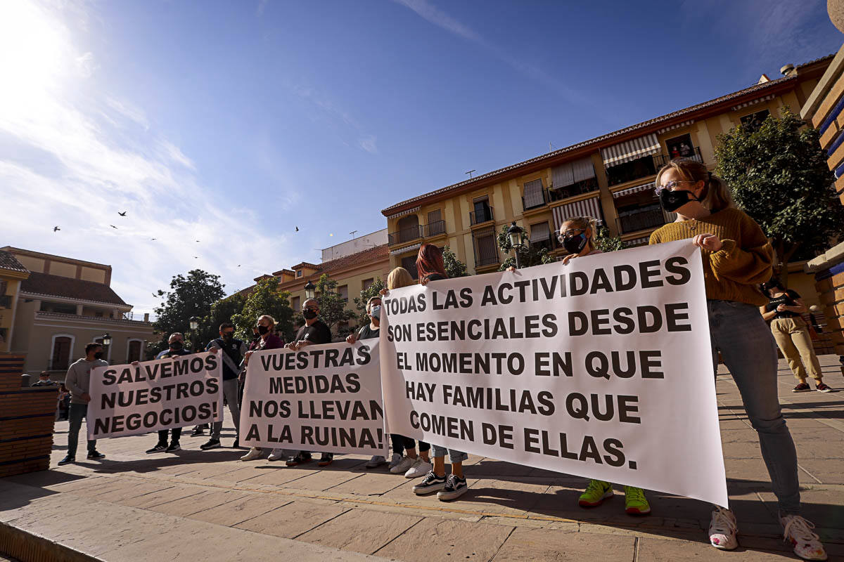 La manifestación ha avanzado desde la plaza de la Aurora hasta la puerta del Ayuntamiento donde han reclamado al Gobierno local que esté al lado desus vecinos