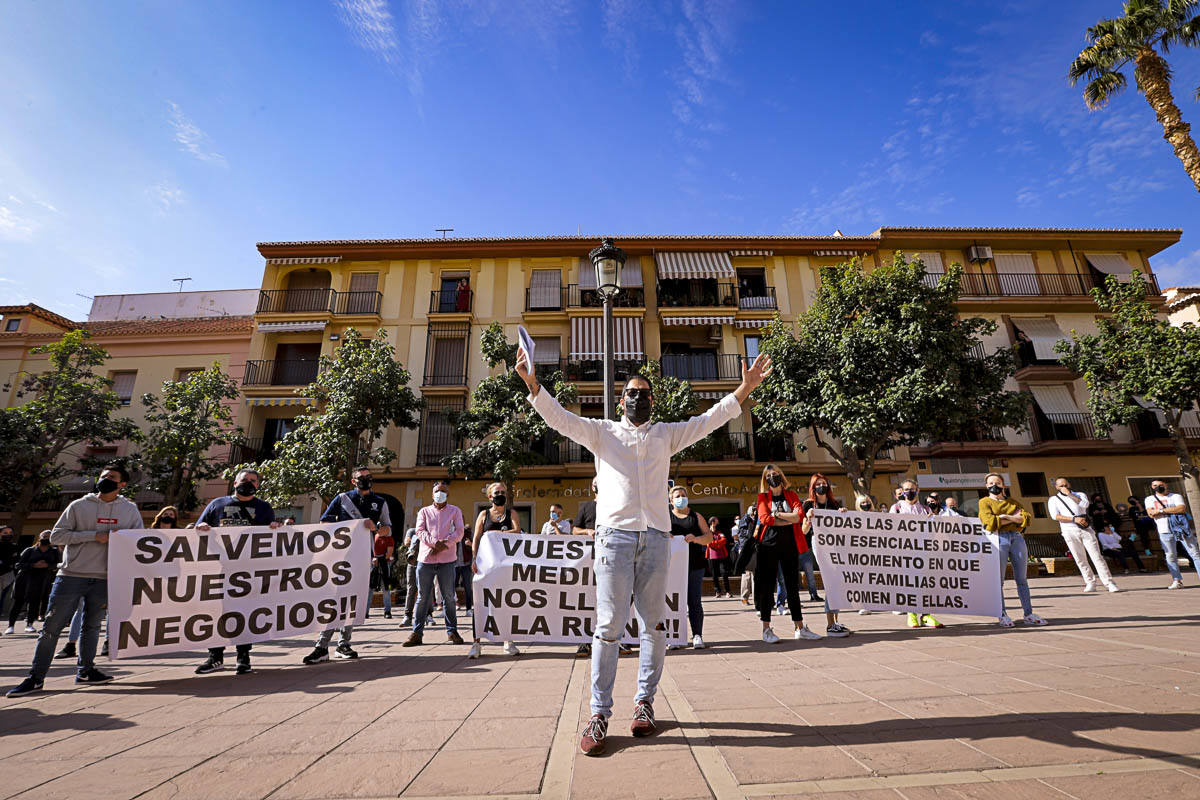 La manifestación ha avanzado desde la plaza de la Aurora hasta la puerta del Ayuntamiento donde han reclamado al Gobierno local que esté al lado desus vecinos