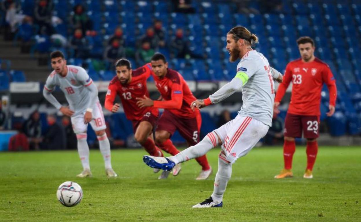 Sergio Ramos, en el momento de lanzar el penalti que falló ante Suiza. 