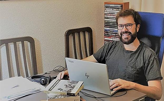El director de cine granadino, César Ríos, en su casa de Madrid.