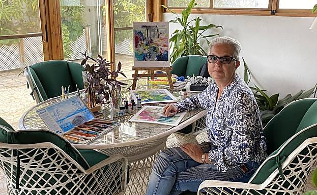 La pintora Marite Martín-Vivaldi, en su terraza, convertida en estudio exterior.