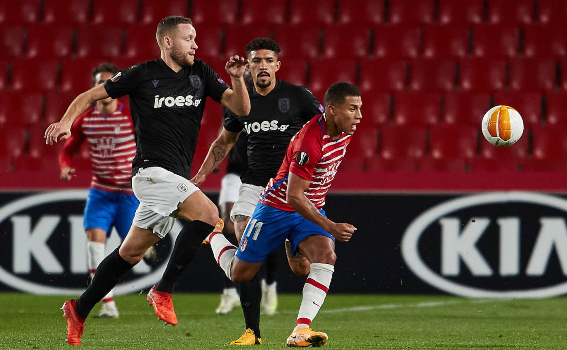 Darwin Machís, perseguido por Ingason en el partido con el PAOK en casa. 