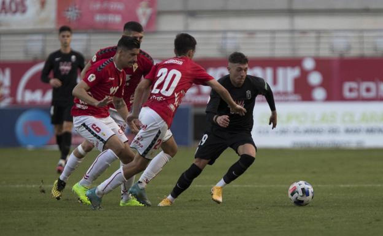 Aranda intenta dejar atrás a tres rivales en el Murcia-Recreativo Granada. 