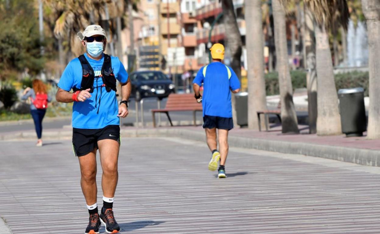 Contagios por aerosoles: Sanidad incluye riesgos de gritar y lugares cerrados