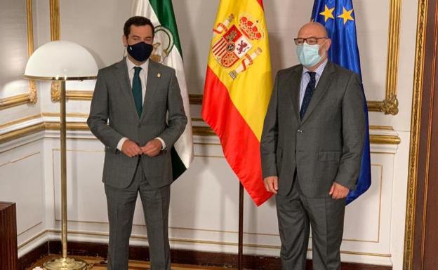 El presidente de la Junta de Andalucía, Juanma Moreno (i), junto al portavoz de Vox en el Parlamento, Alejandro Hernández. 