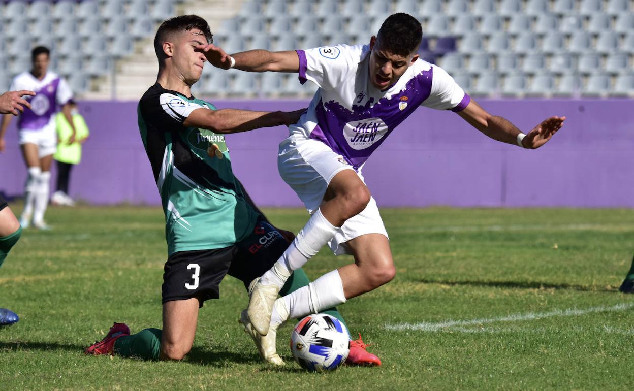 El Real Jaén se ejercita hoy miércoles en La Victoria después de una jornada de descanso. 